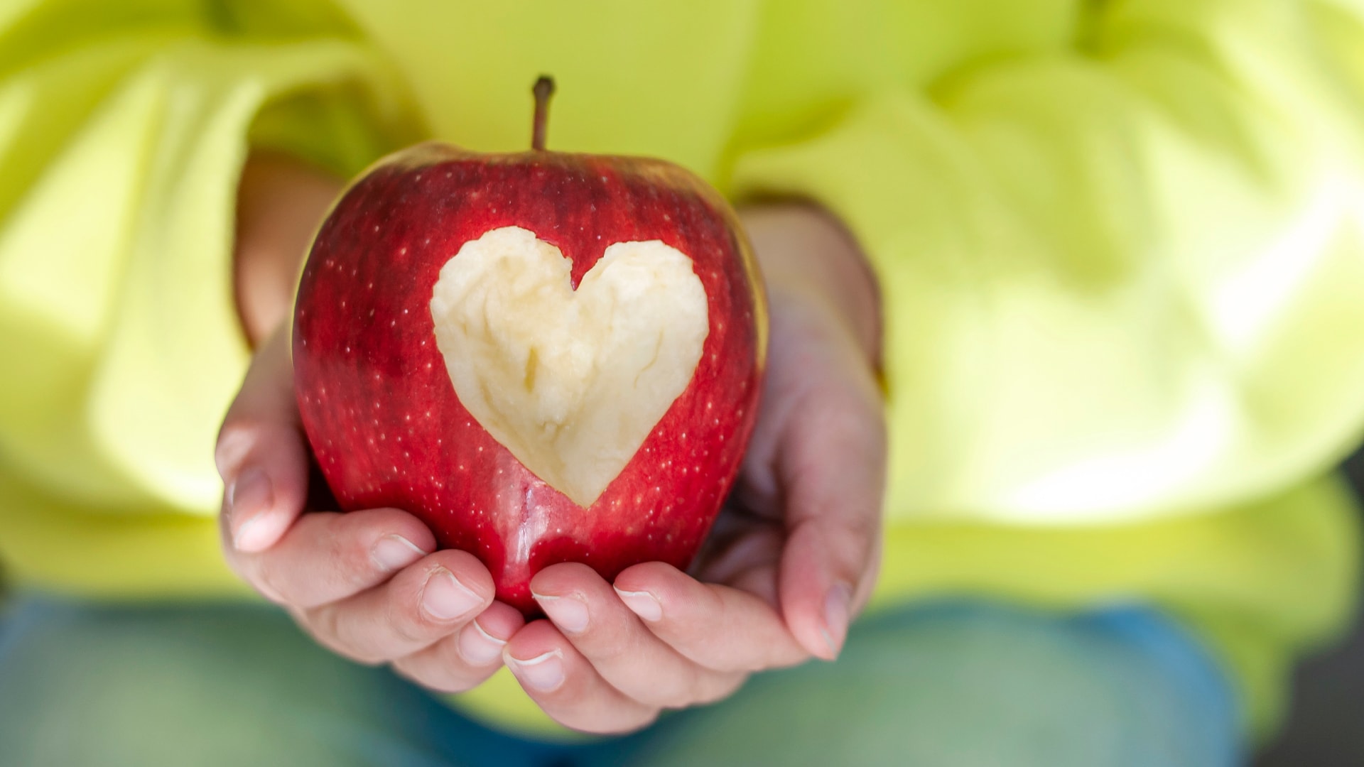 La pomme reste le fruit préféré des français